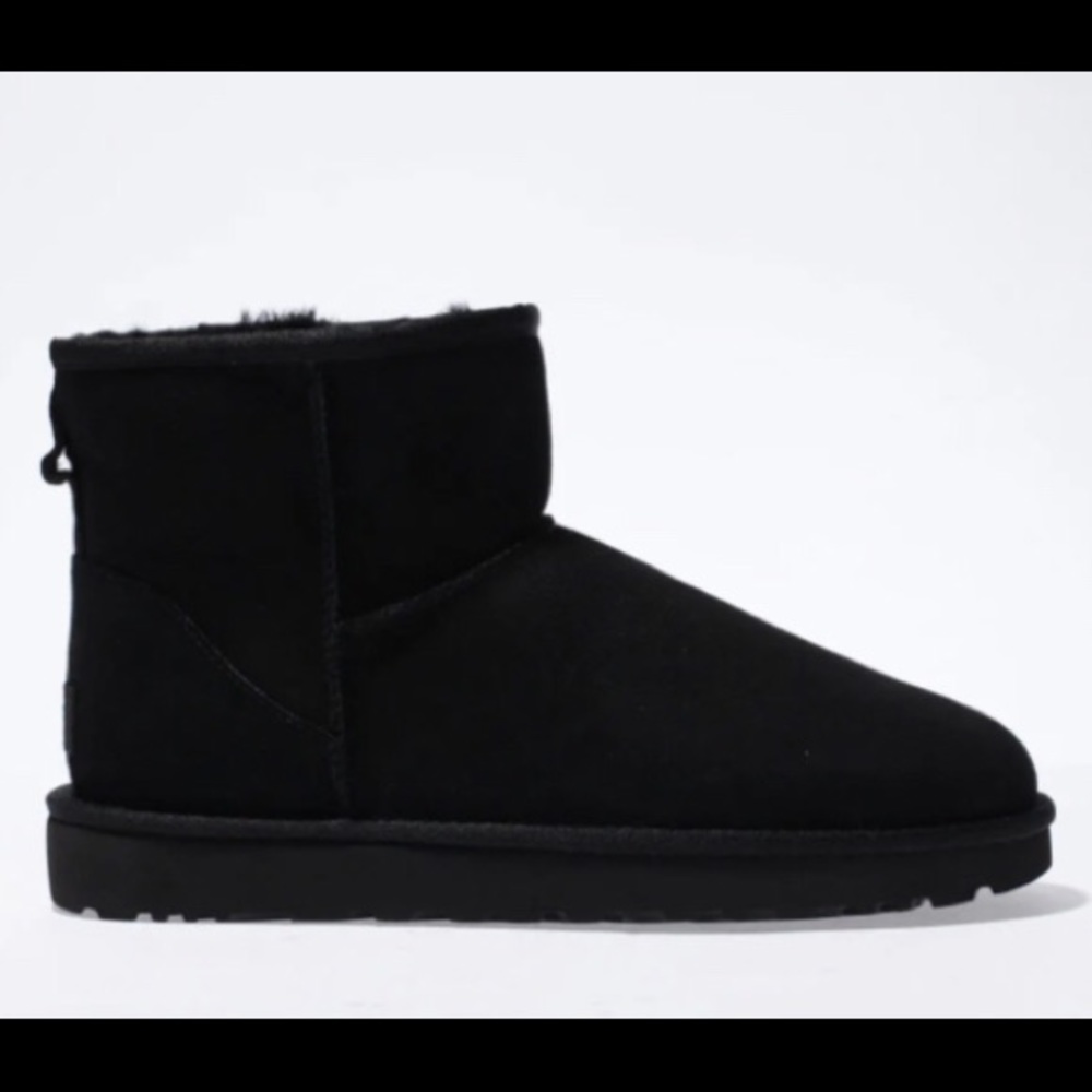 Women’s classic ll mini boots size 6.